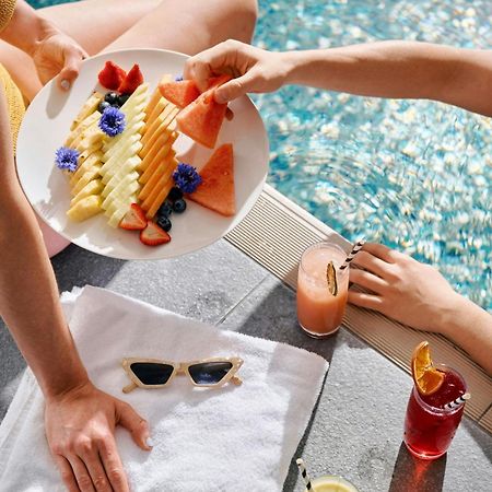 Sheraton Melbourne Hotel Екстер'єр фото Poolside service
