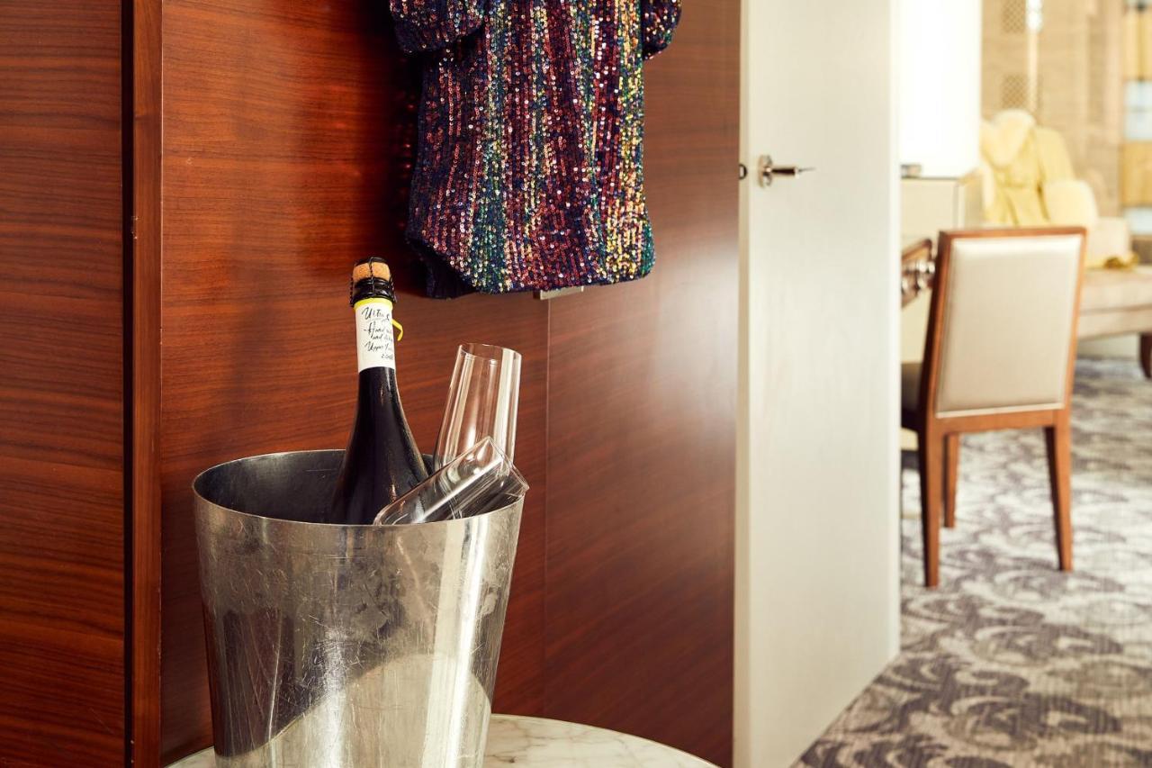 Sheraton Melbourne Hotel Екстер'єр фото A champagne bucket