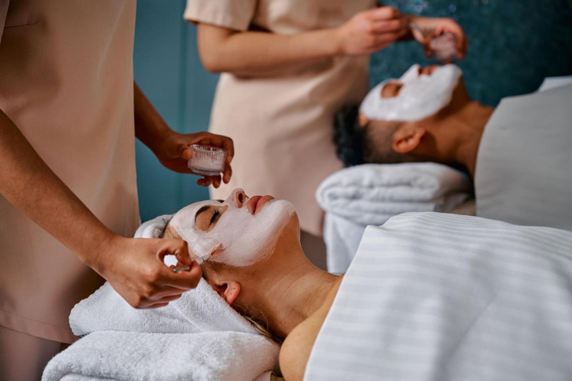Sheraton Melbourne Hotel Екстер'єр фото A facial treatment