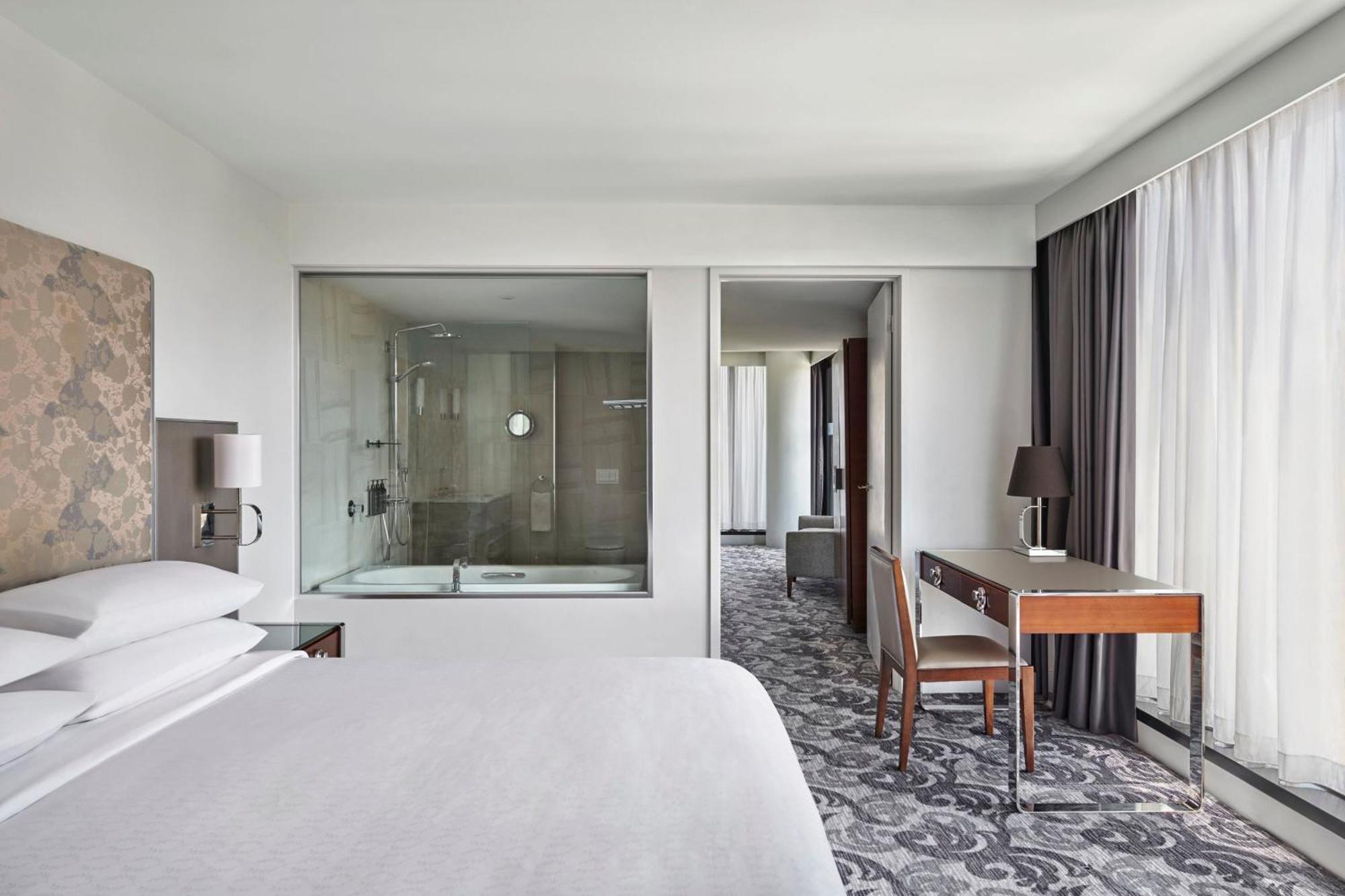 Sheraton Melbourne Hotel Екстер'єр фото A guest room at the hotel