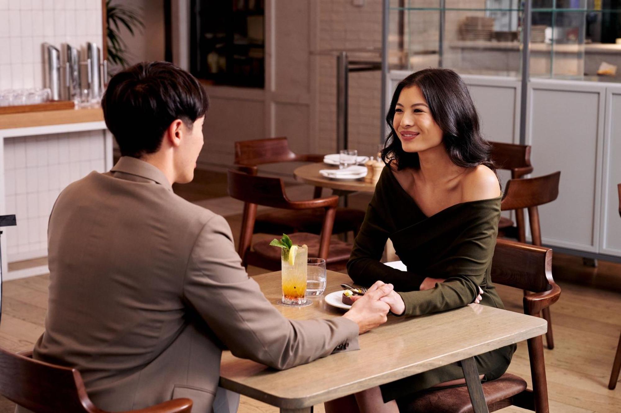 Sheraton Melbourne Hotel Екстер'єр фото A couple on a date