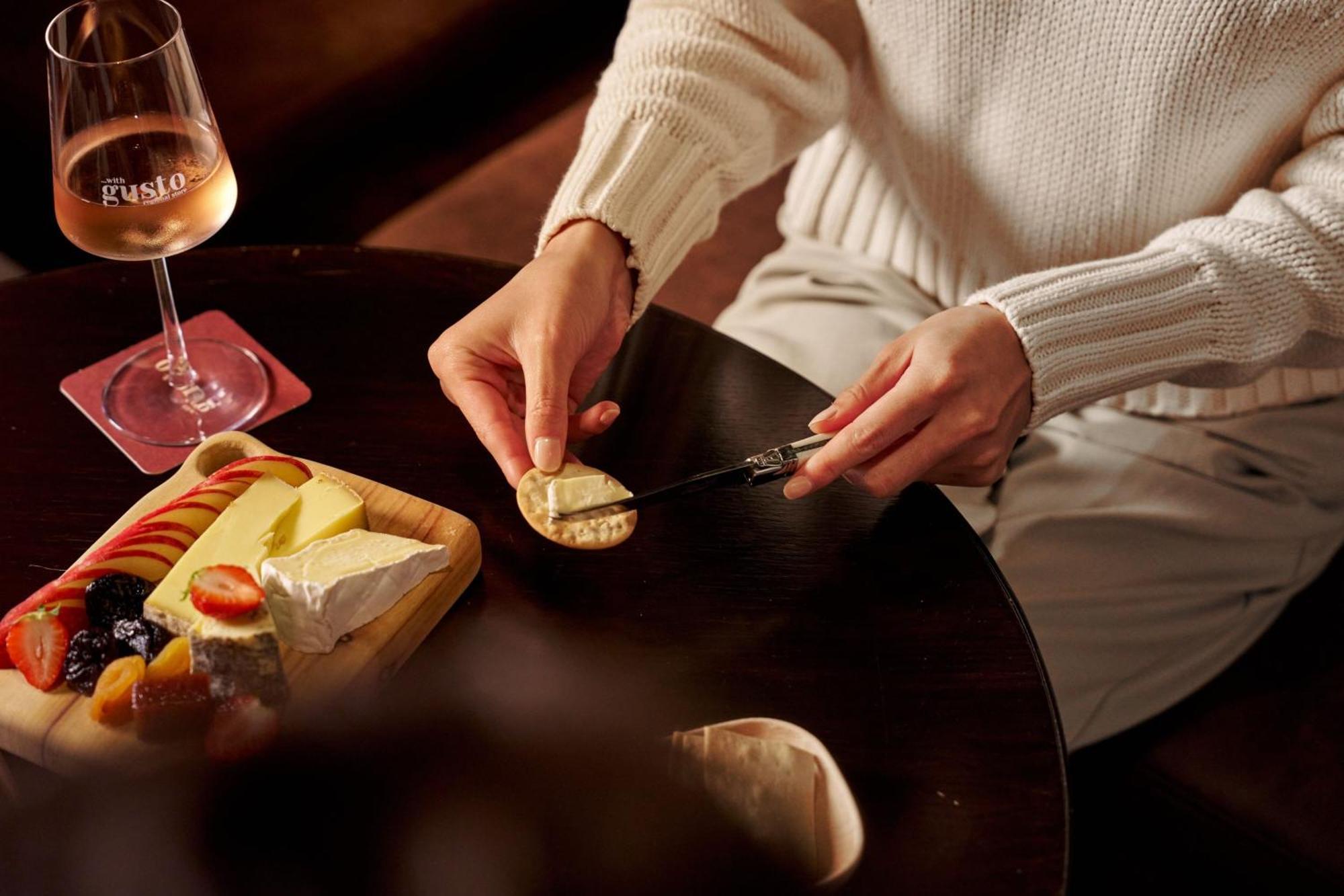 Sheraton Melbourne Hotel Екстер'єр фото A woman spreading butter on a cracker