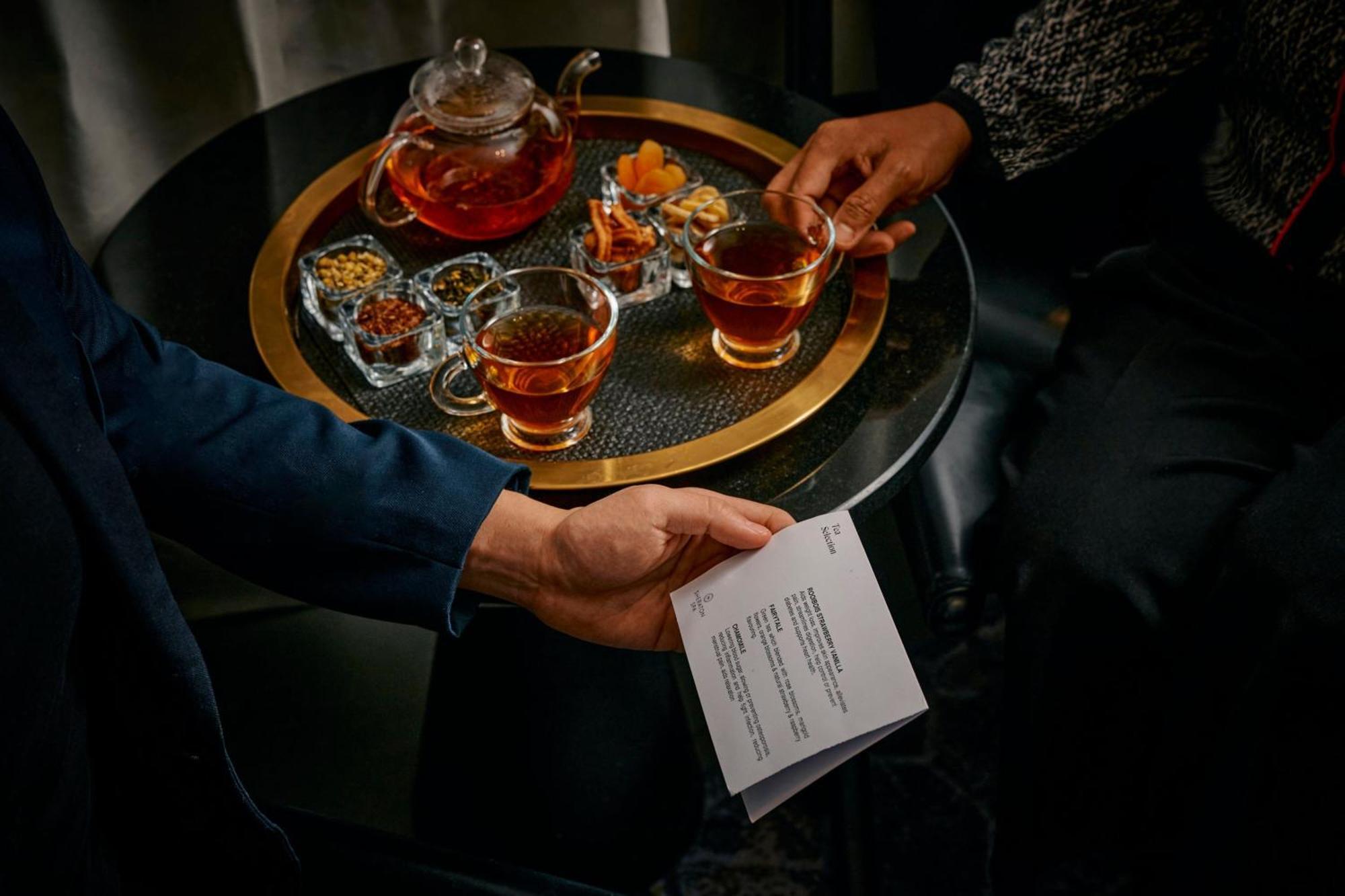 Sheraton Melbourne Hotel Екстер'єр фото A bartender serving drinks