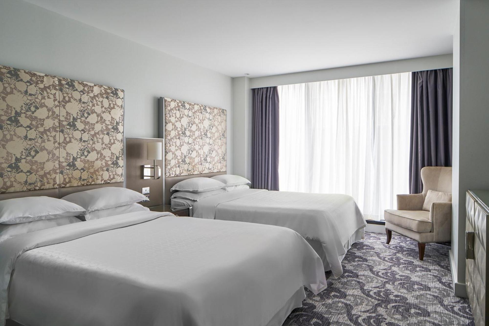 Sheraton Melbourne Hotel Екстер'єр фото A guest room at the hotel