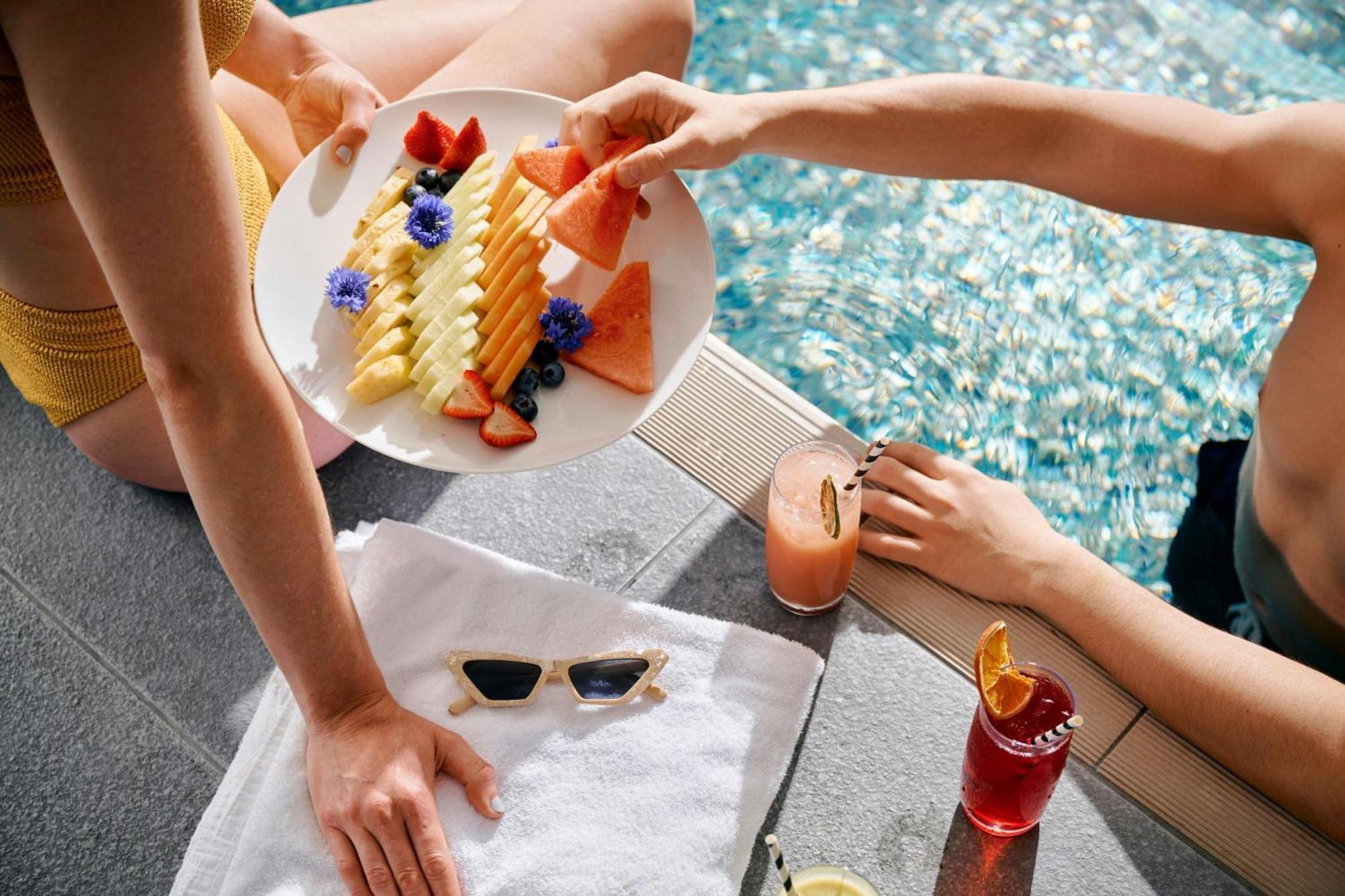 Sheraton Melbourne Hotel Екстер'єр фото Poolside service