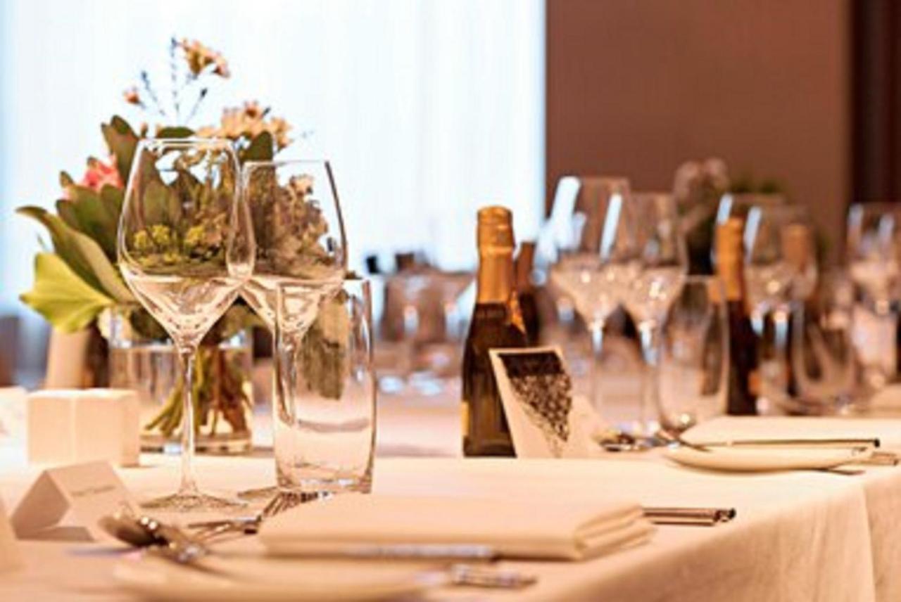 Sheraton Melbourne Hotel Екстер'єр фото Wine bottles and glasses